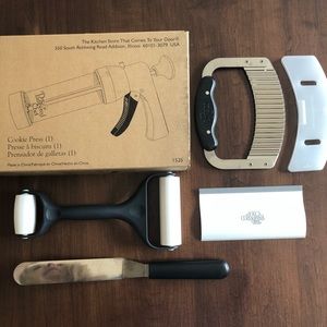 The Pampered Chef lot cookie press more